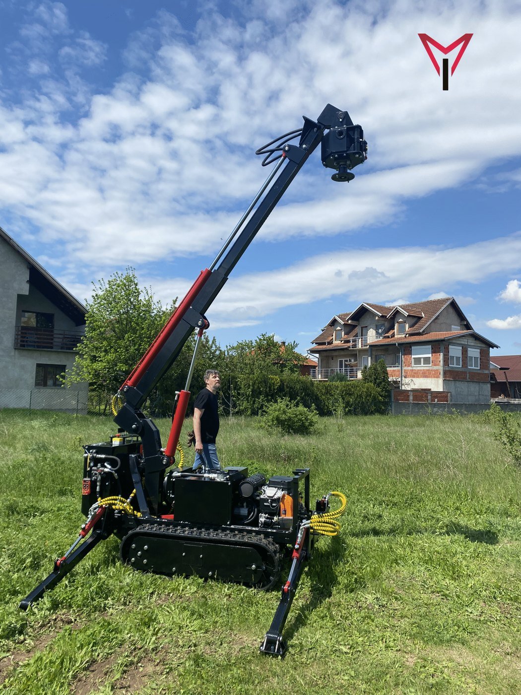 Screw pile driver Cougar operating in a confined area